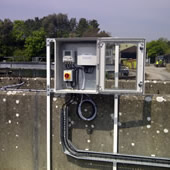 Waste water monitoring with automatic compressed air cleaning